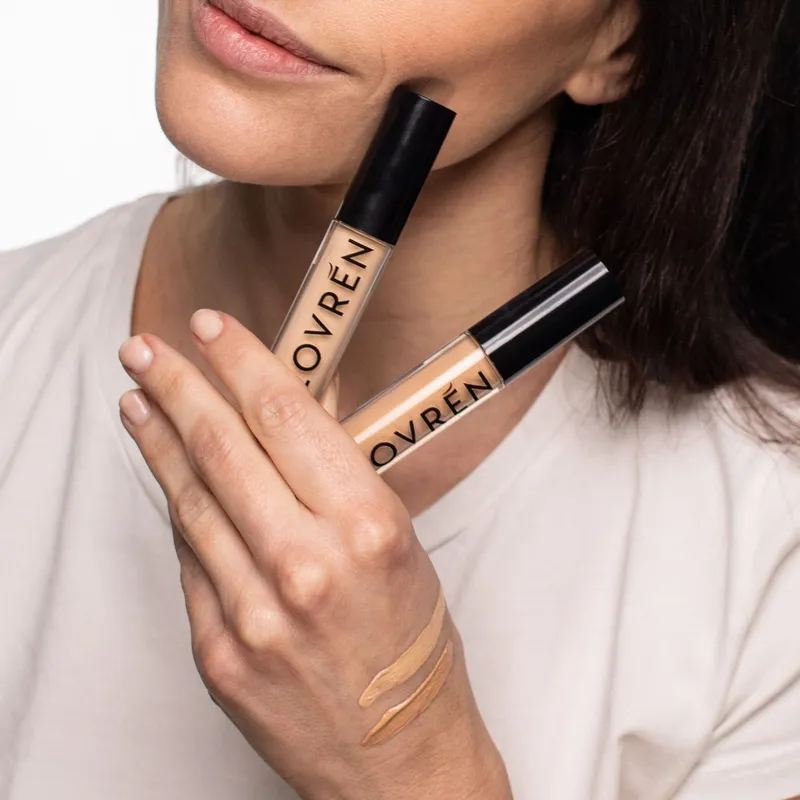 Lovrén korektor w płynie z antyoksydacyjnym ekstraktem z żurawiny CR1 Corection jasny beż,  4,5 ml