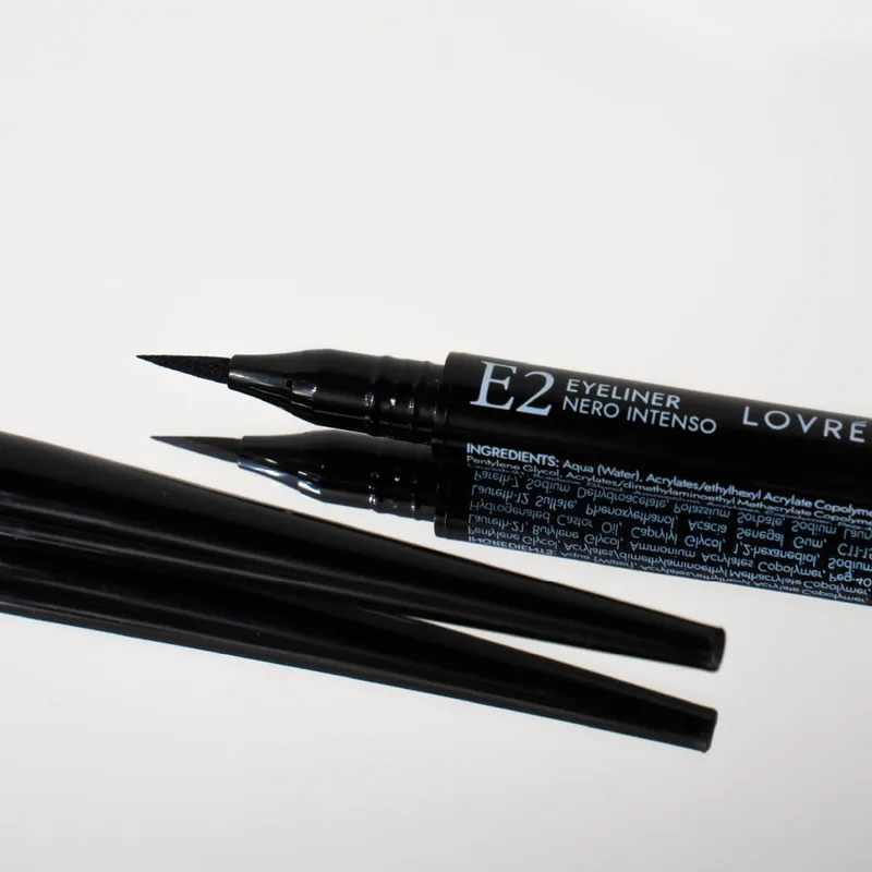 Lovrén eyeliner 24h wodoodporny E2 czarny, 0,7 ml
