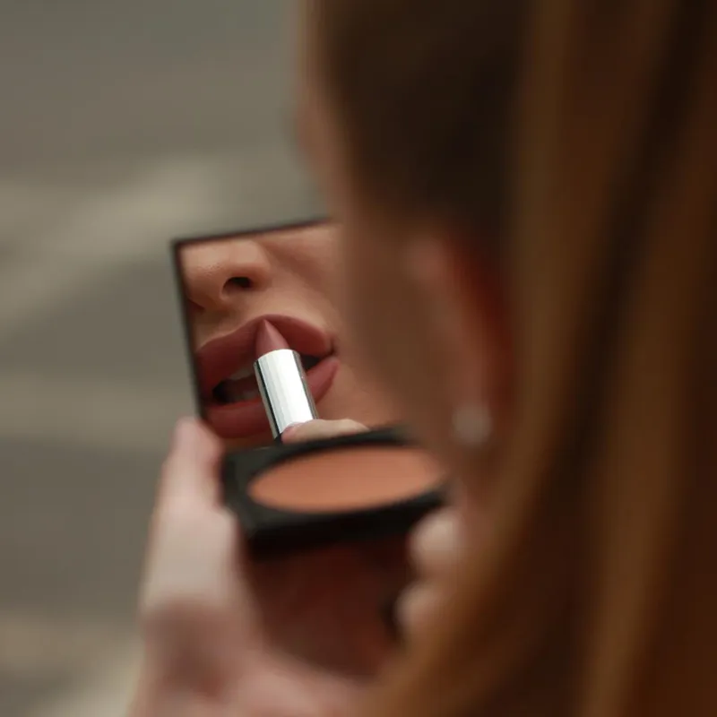 Lovrén Szminka nawilżająca, przeciwstarzeniowa z kwasem hialuronowym, R1 Nude, 4,5 g