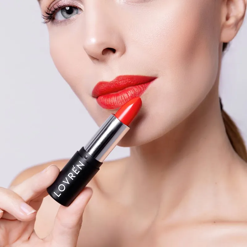 Szminka nawilżająca, przeciwstarzeniowa z kwasem hialuronowym, R3 Rosso Intenso, 4,5 g