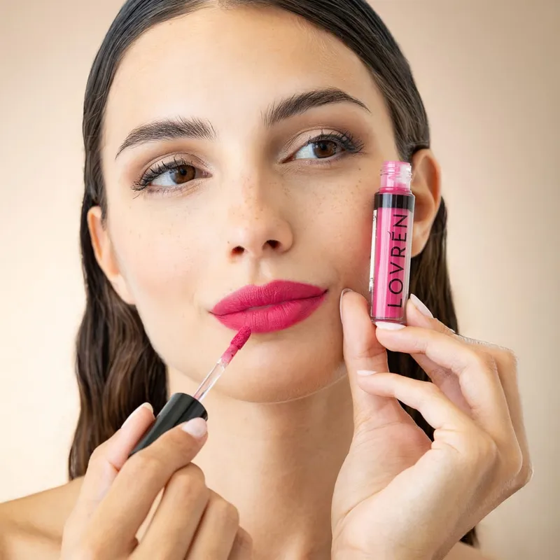 Lovrén Szminka w płynie z olejkiem z awokado i kwasem hialuronowym, R5 Magnolia, 3 ml