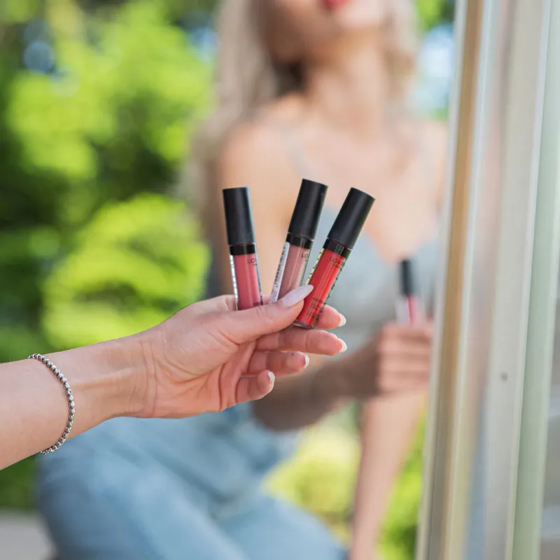 Lovrén Szminka w płynie z olejkiem z awokado i kwasem hialuronowym, R5 Magnolia, 3 ml